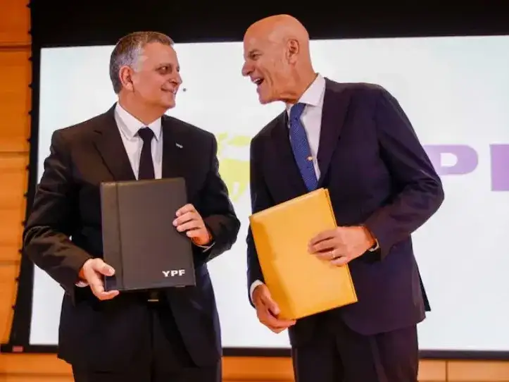 Horacio Marín, presidente y CEO de YPF, junto a Claudio Descalzi, CEO de ENI