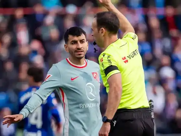 Ángel Correa fue duramente sancionado por insultar al árbitro tras ser expulsado