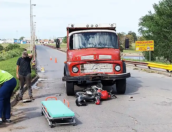 Motociclista herido, tras chocar contra un camión