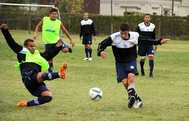 Rubén Piaggio, la sorpresa de Acosta en el entrenamiento de Juventud Unida