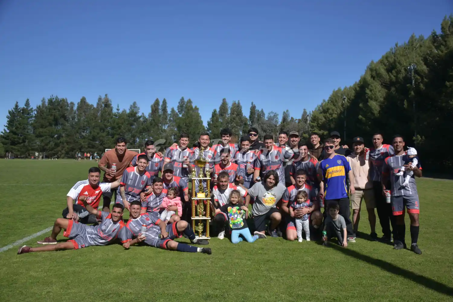 El Rejunte campeón. Los integrantes del equipo posan con la copa