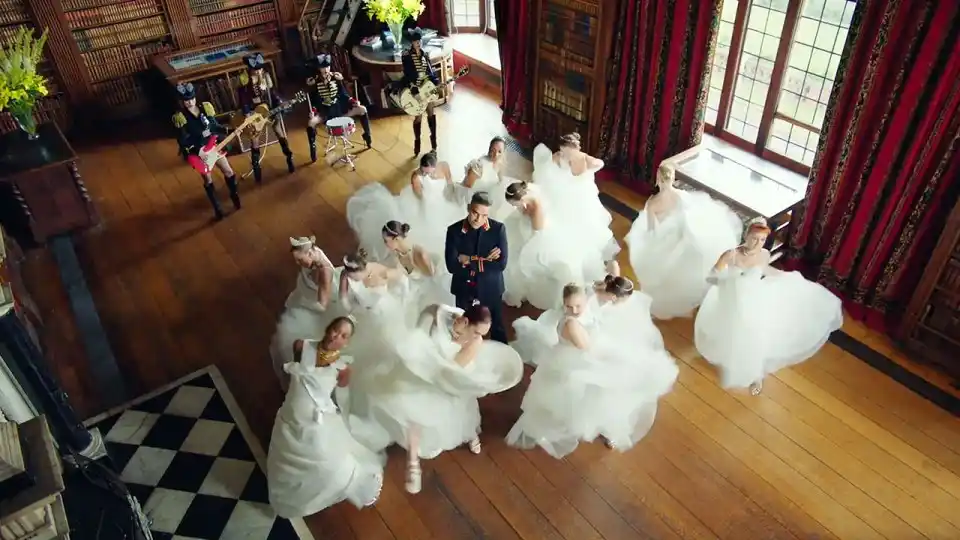 Robbie Williams es un "exhuberante ruso" en su nuevo clip