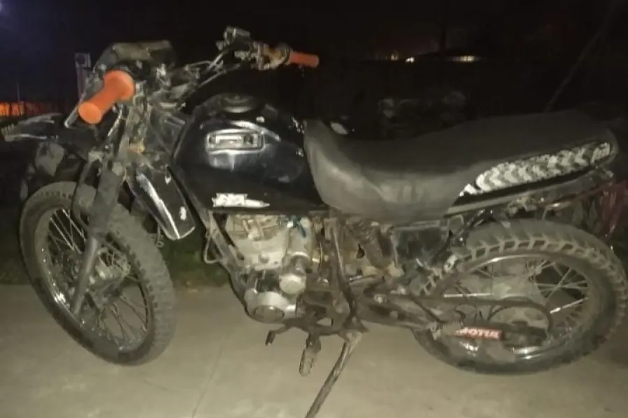 Iban cuatro en moto y chocaron: una menor de edad terminó con traumatismo de cráneo