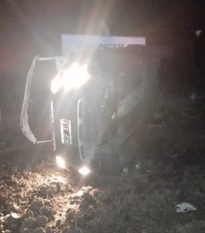Conductor herido tras vuelco de vehículo en Ruta Nacional 12