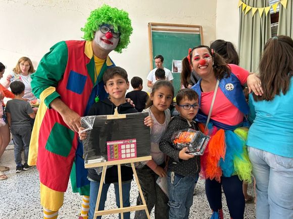 Los chicos retiraron los juguetes que dejaron los Reyes Magos en Centro Estrada
