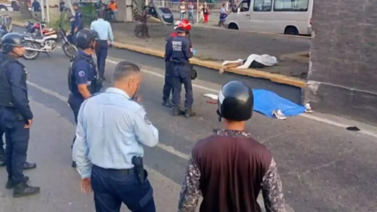 Motorizados murieron de manera instantánea al estrellarse contra un elevado en La Guaira (VIDEO SENSIBLE)