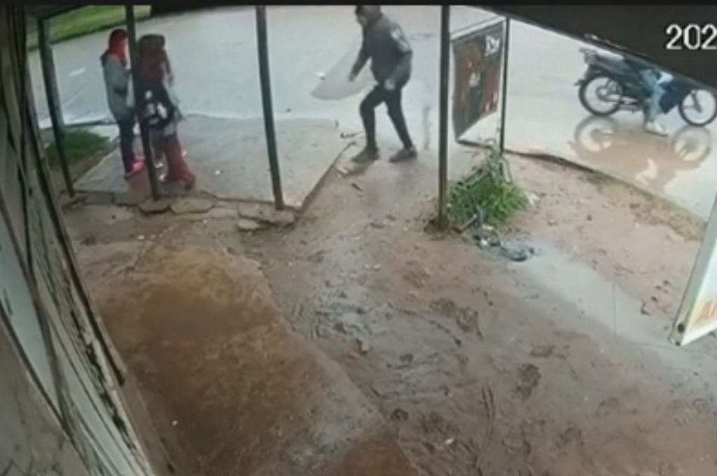 Con amenazas y violencia, el ladrón exigió que les entregaran sus pertenencias, golpeando a las niñas cuando se resistieron.