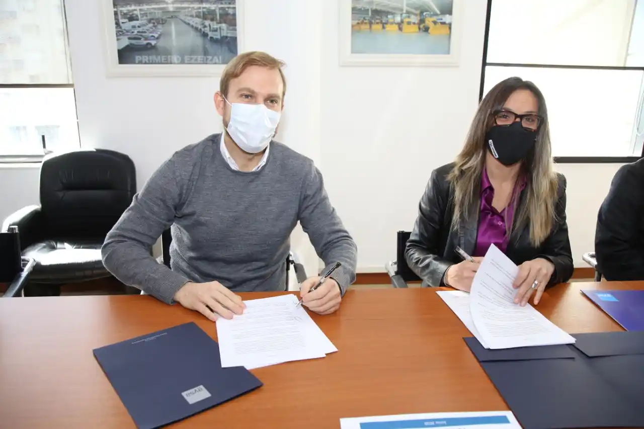 Malena Galmarini encara obras de agua y cloaca en Ezeiza: "Seguimos trabajando para ampliar la red"