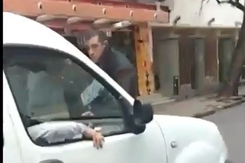 Violencia en zona centro: un hombre agredió a un taxista con un fierro en la cabeza y lo atropelló
