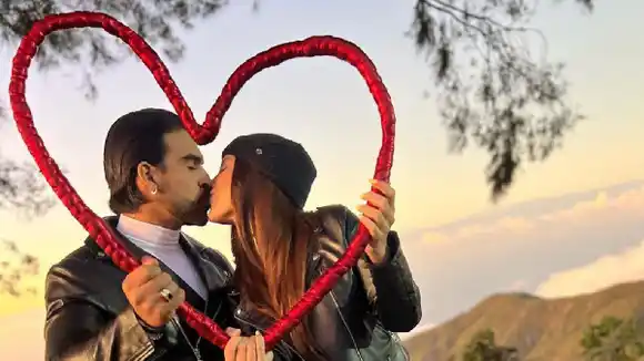 ¡QUE VIVA EL AMORRR! Así de romántico entregó Jesús de Alva la roca a su novia (video)