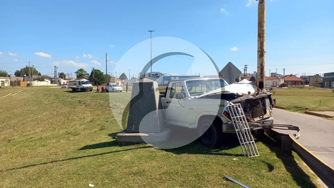 Choque. Una camioneta colisionó en la entrada al puente Dardo Rocha
