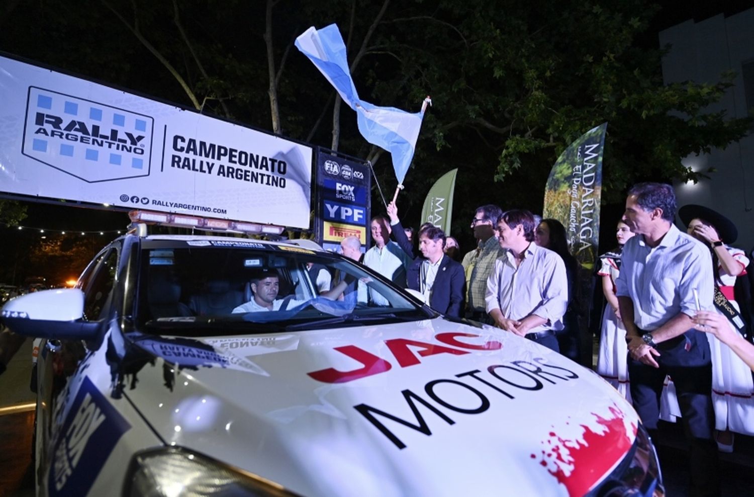 Kicillof estuvo en la largada del Rally argentino en Madariaga