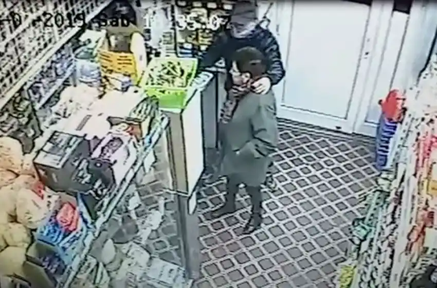 A mano armada y cara descubierta, dos hombres robaron un autoservicio