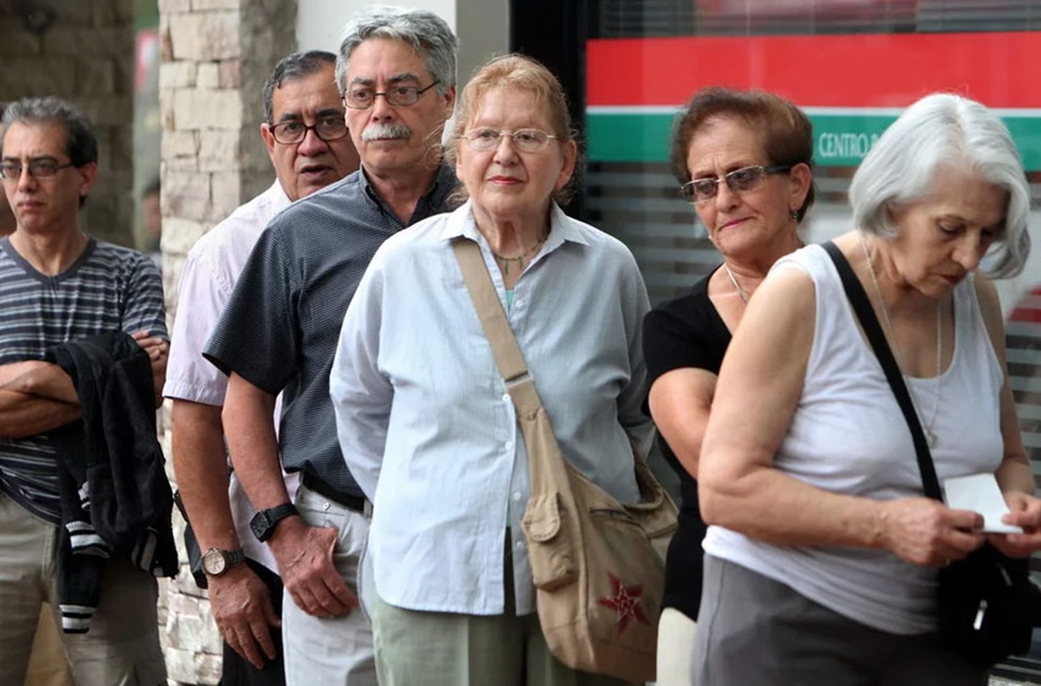 Pago extraordinario y subsidios beneficiarán a casi 33 mil adultos mayores y 200 centros en la provincia