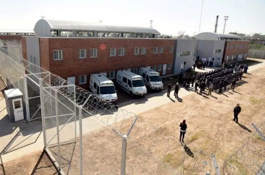 Tres internos se fugaron del penal de Pérez