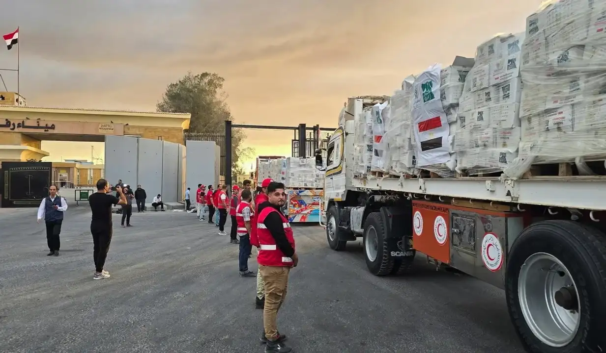Cientos de camiones cargados con ayuda humanitaria comenzaron a ingresar a la Franja de Gaza.