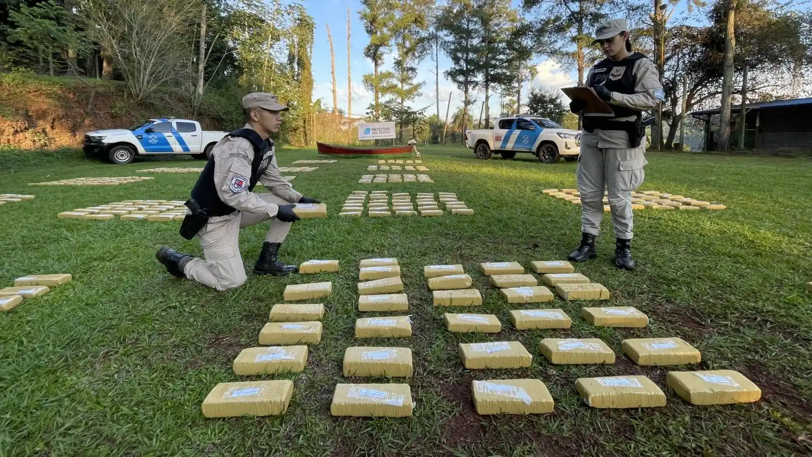 Prefectura Naval Argentina secuestró 1.179 paquetes de droga en el operativo.