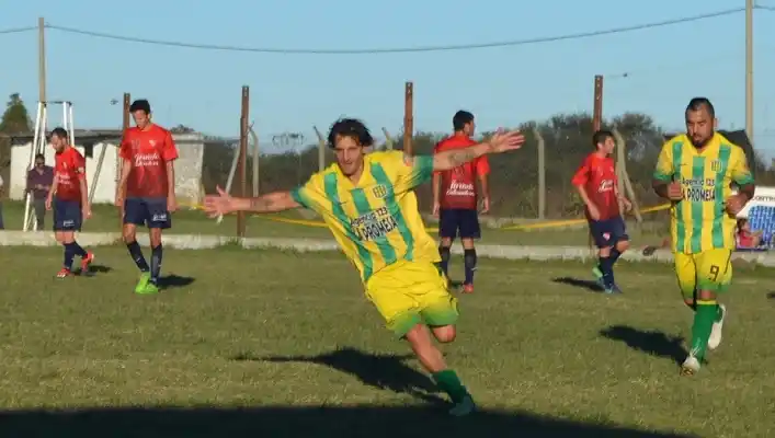 Sarmiento goleó a Independiente y sigue arriba con puntaje ideal