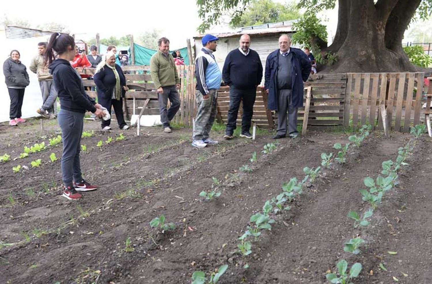 Arroyo recorrió la huerta comunitaria del barrio López de Gomara