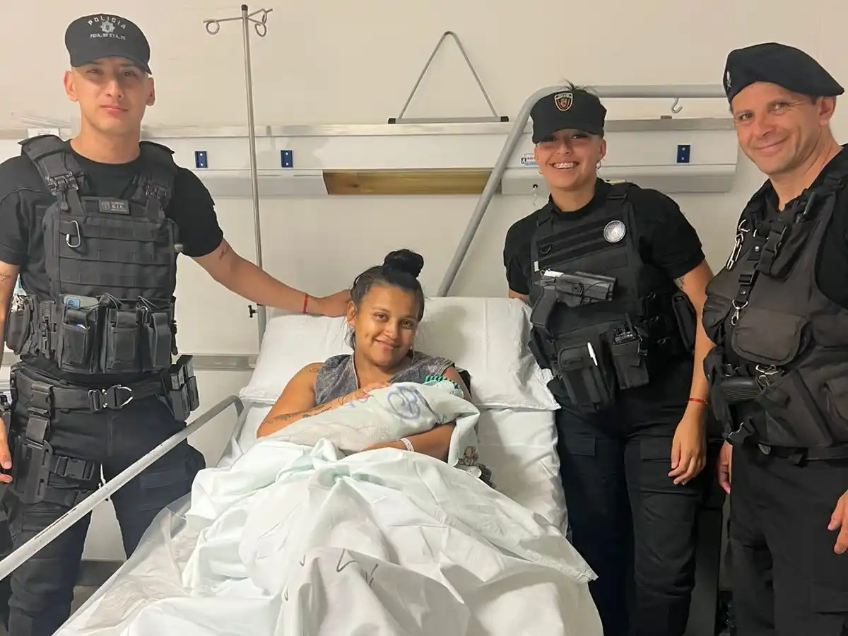 Finalizado el parto, los agentes completaron el traslado de la madre y el recién nacido en el mismo móvil hasta el centro de salud. Ambos se encuentran en muy buen estado de salud. Foto: GSF