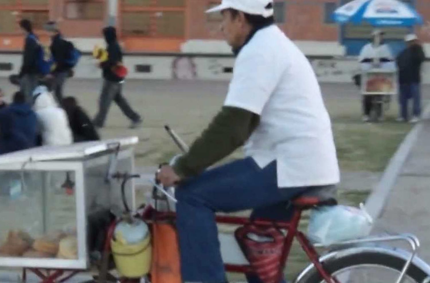 Vendía churros, le recriminó la imprudencia al volante a un hombre y tras la discusión recibió seis disparos