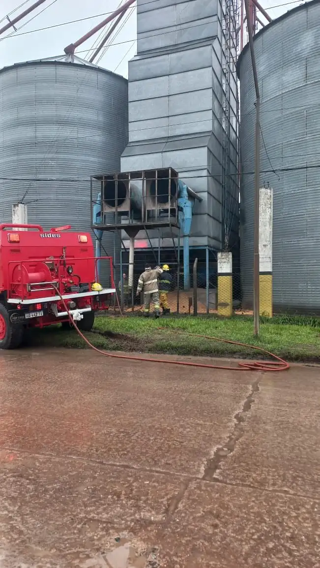 Incendio en planta de acopio en María Juana fue controlado por bomberos - 2