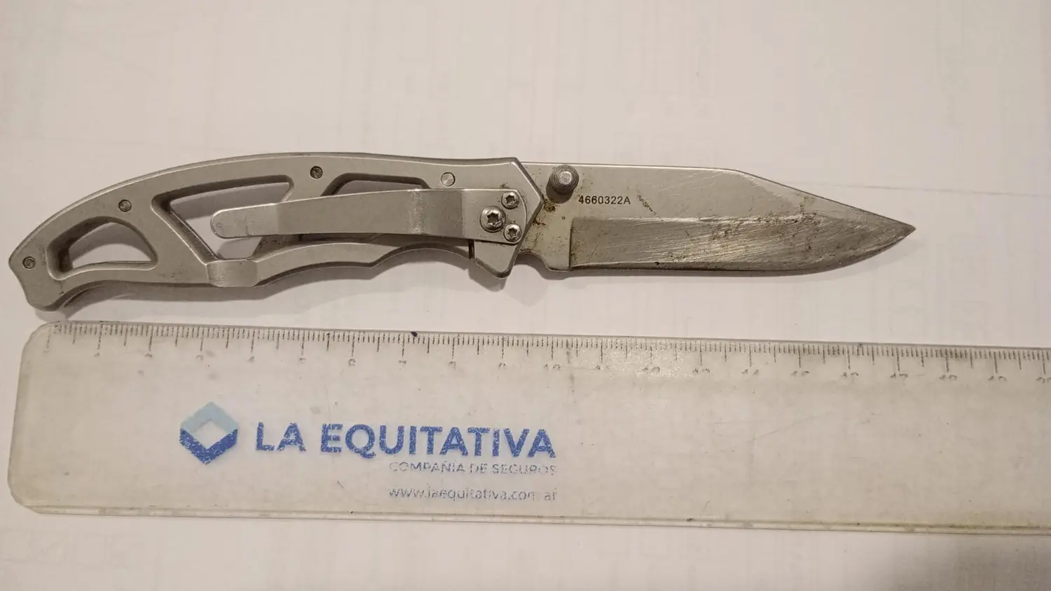 Navaja. Fue hallada en poder del agresor a la altura de la cintura durante el arresto