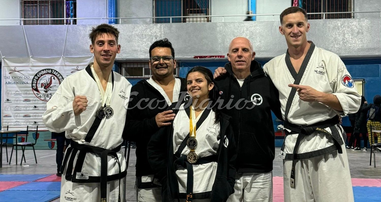 De izquierda a derecha: Juan Mombelly, Cristian Carrizo, Aldana Carrizo, German Mombelly, Bernardo Martínez