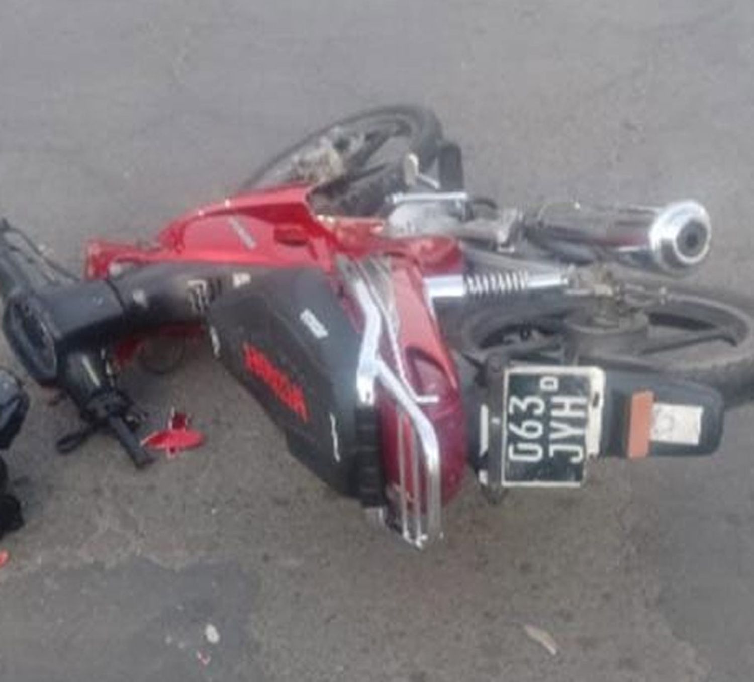 Así quedó la motocicleta en la cinta asfáltica