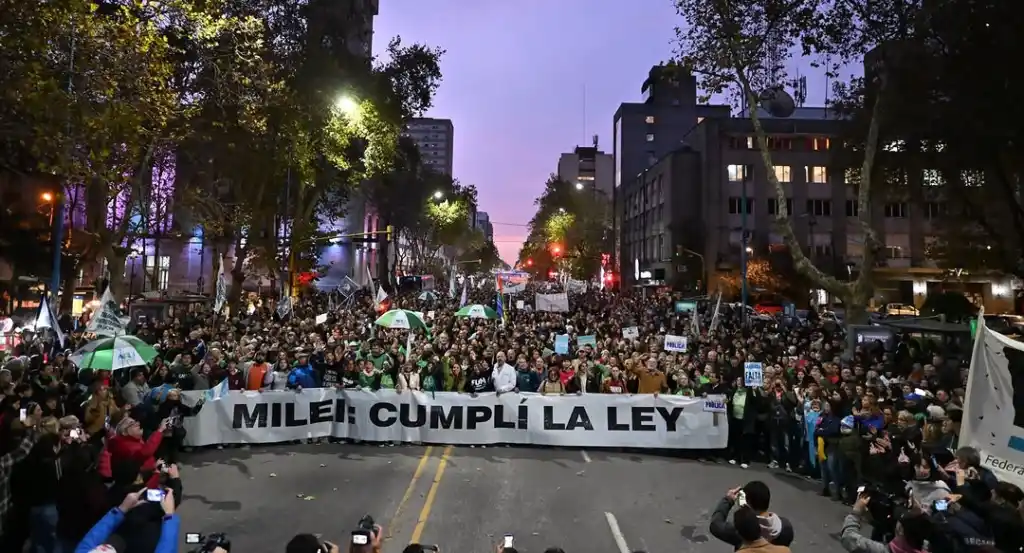 Miles de personas volvieron a salir a la calle en Mar del Plata para defender algo que sienten propio: la Universidad Pública.