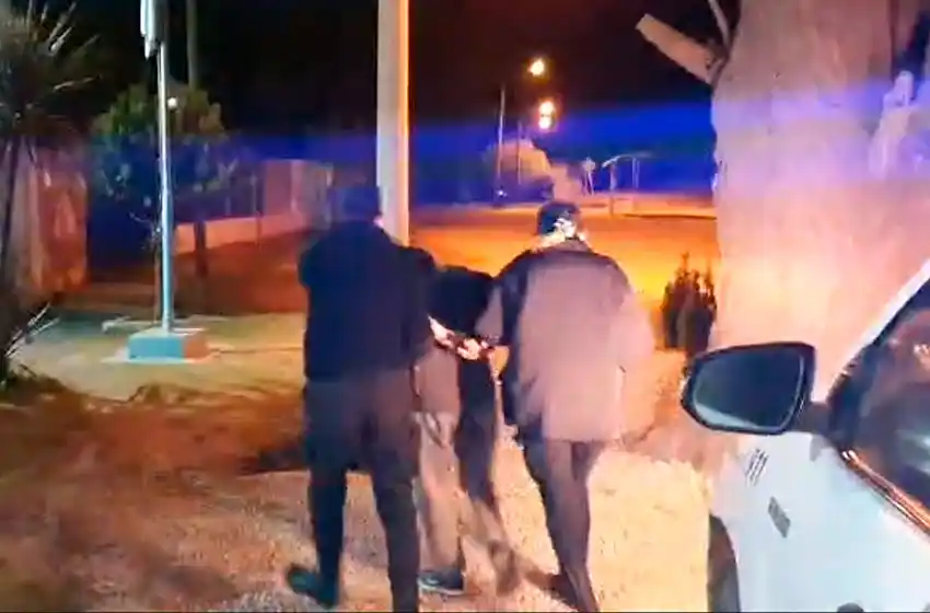 Las hizo todas: golpeó a una mujer en su casa y a una policía que ingresó para defenderla