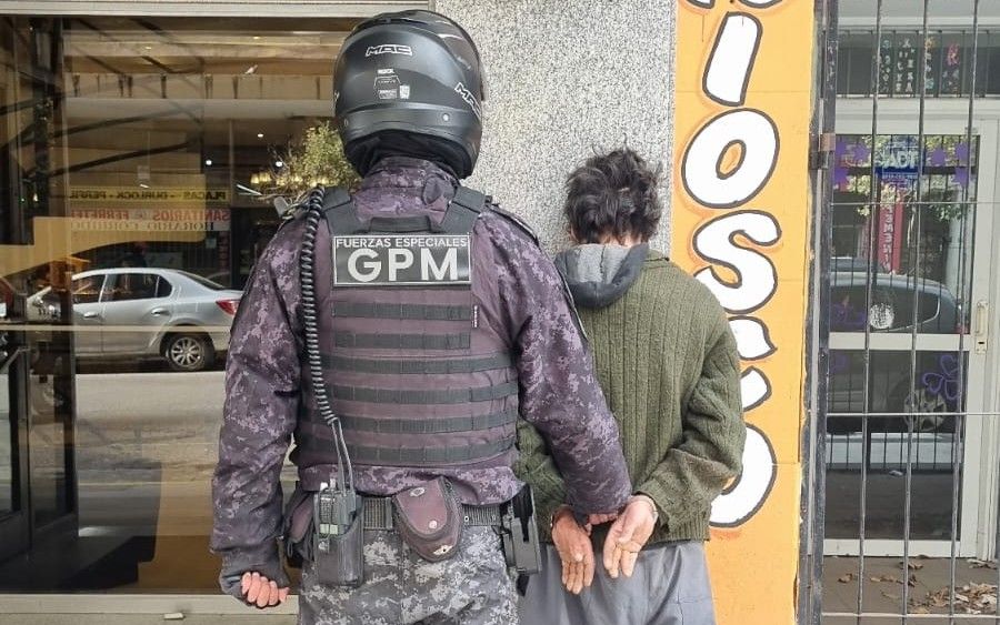 Uno de los tantos detenidos durante los operativos de la Bonaerense en las calles de la ciudad.