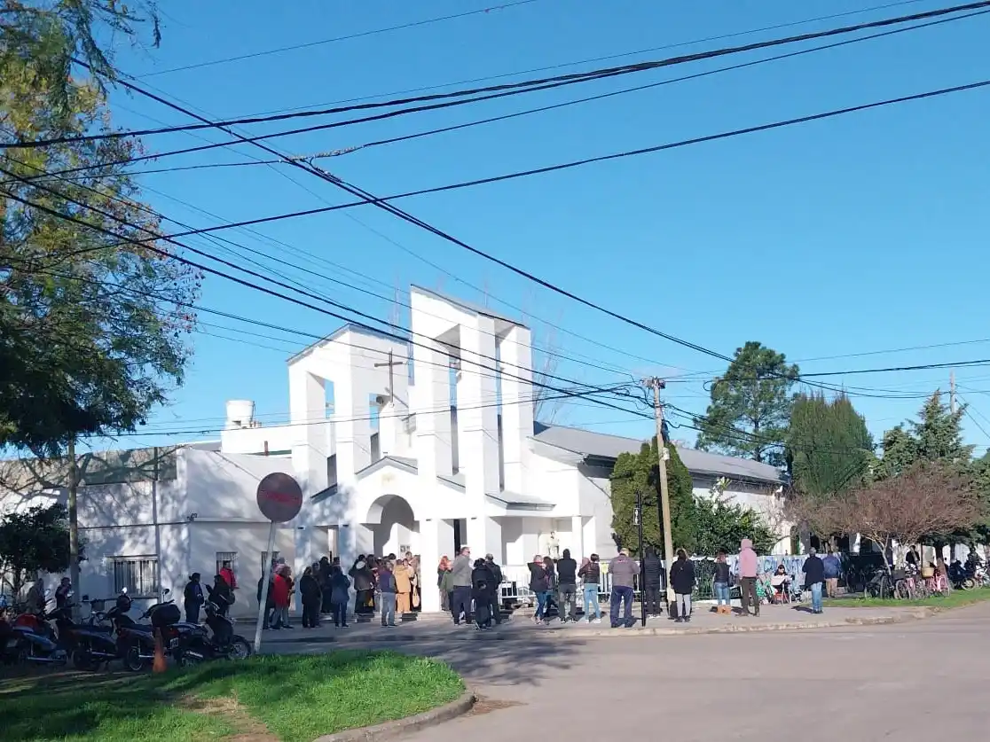 En horas de la tarde, los fieles aprovecharon la tibieza de los rayos solares para acercarse a la parroquia. Foto: Sur24
