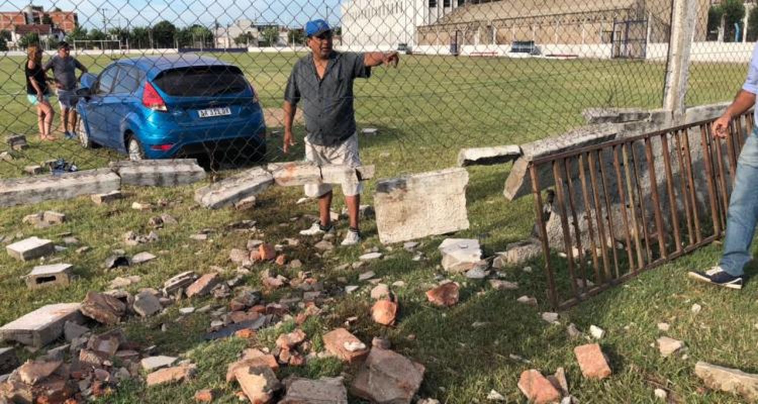 Chocó el cerco del estadio y terminó en la cancha