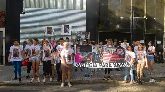 Escrache frente a una clínica de cirugía estética en Rosario