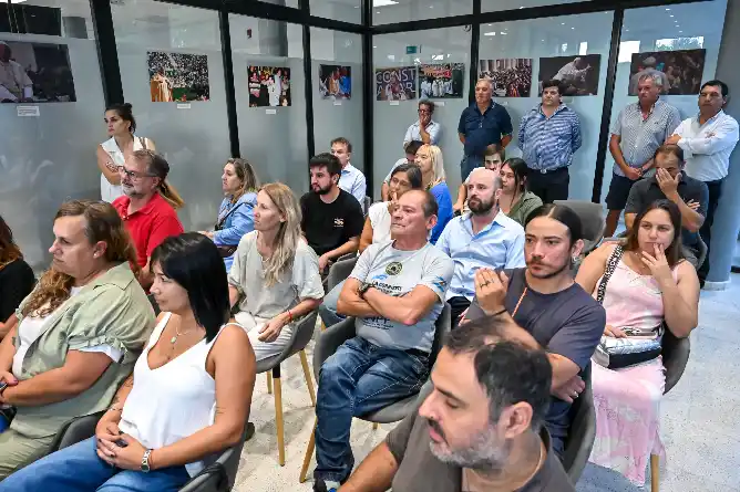 Chascomús es sede de una muestra fotográfica sobre el Papa Francisco en la Casa de la Provincia
