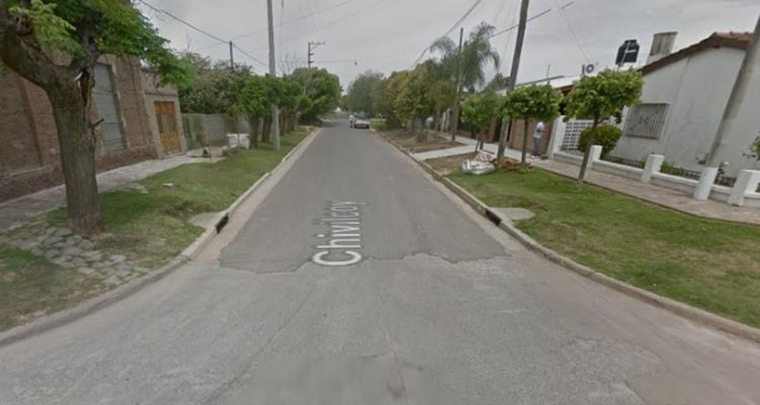 Dormían cuando un delincuente encapuchado y armado los despertó
