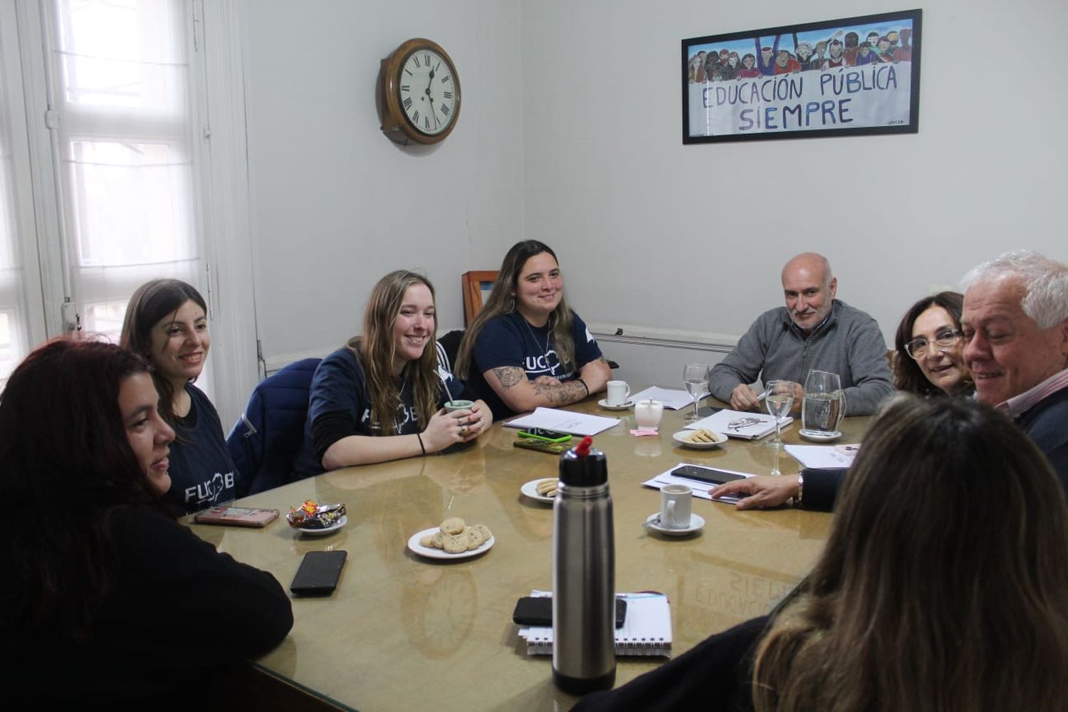 El rector Marcelo Aba junto a dirigentes estudiantiles.