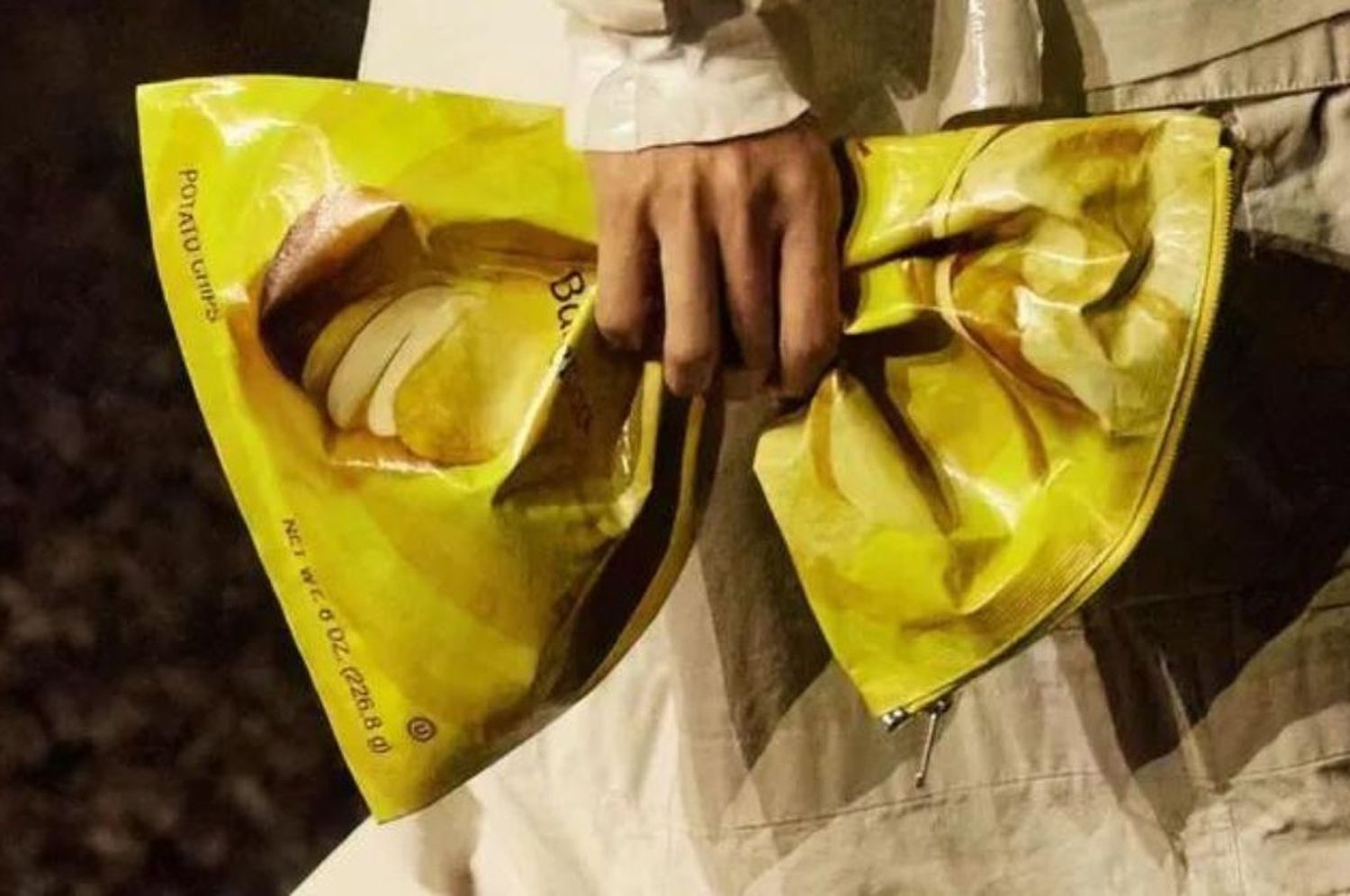 Balenciaga lanzó a la venta cartera con forma de bolsa de papas fritas: cuánto cuesta el polémico accesorio