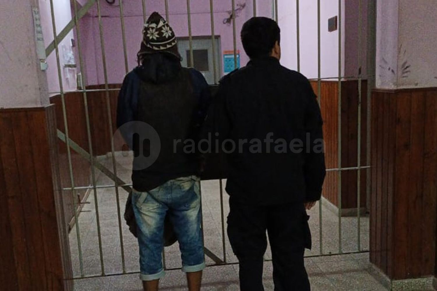 Se llevaron un whisky de una estación de servicio, intentaron robar en otro comercio y agredieron a la policía