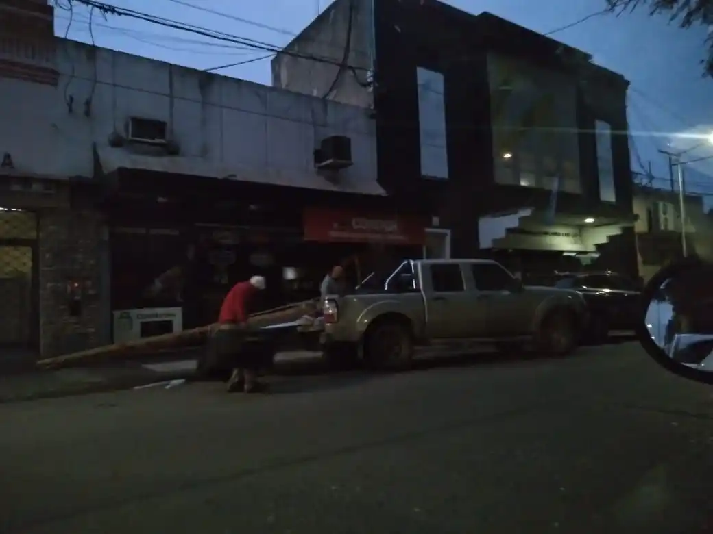 El jueves se llevaron los últimos equipos del edificio y anunciaron que el aire acondicionado que cayó del techo ya está reparado.