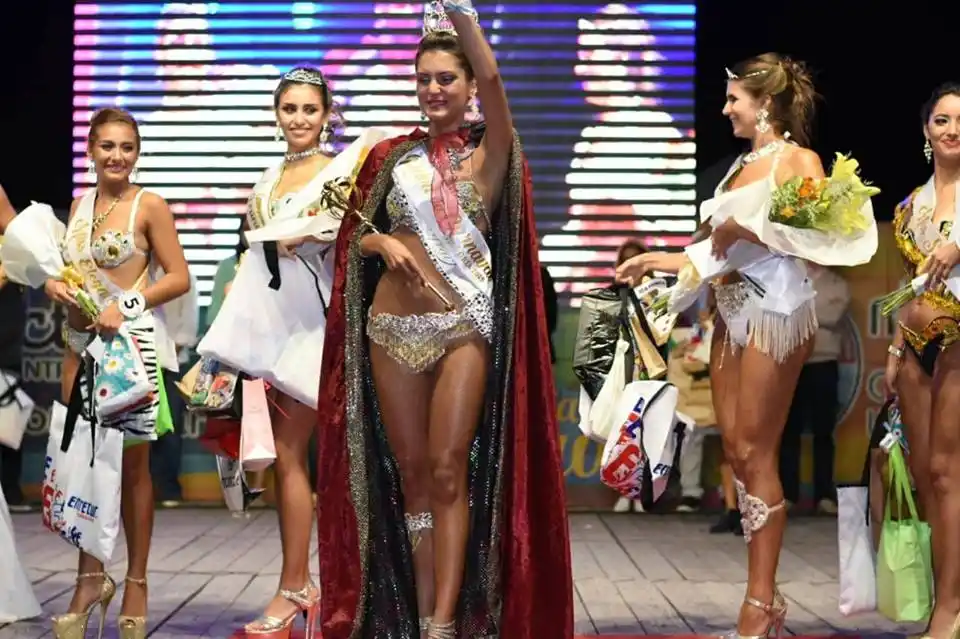 Victoria coronó a la nueva soberana del Carnaval