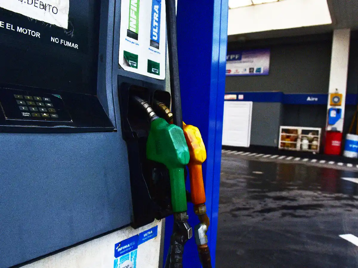 El Gobierno postergó suba de impuestos a los combustibles