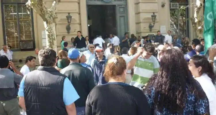 Asamblea de trabajadores frente al Municipio el martes