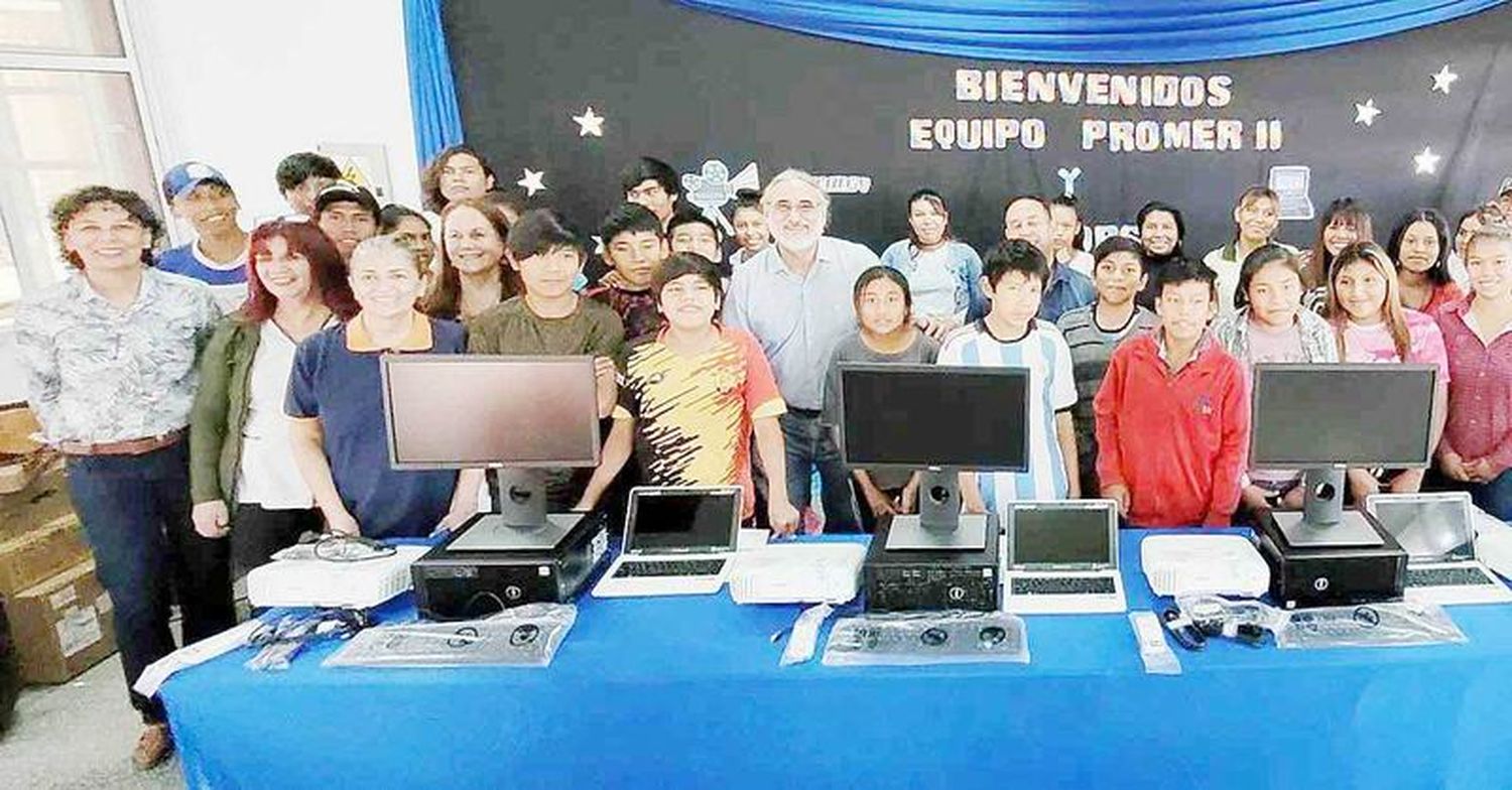 Escuelas reciben equipamiento tecnológico