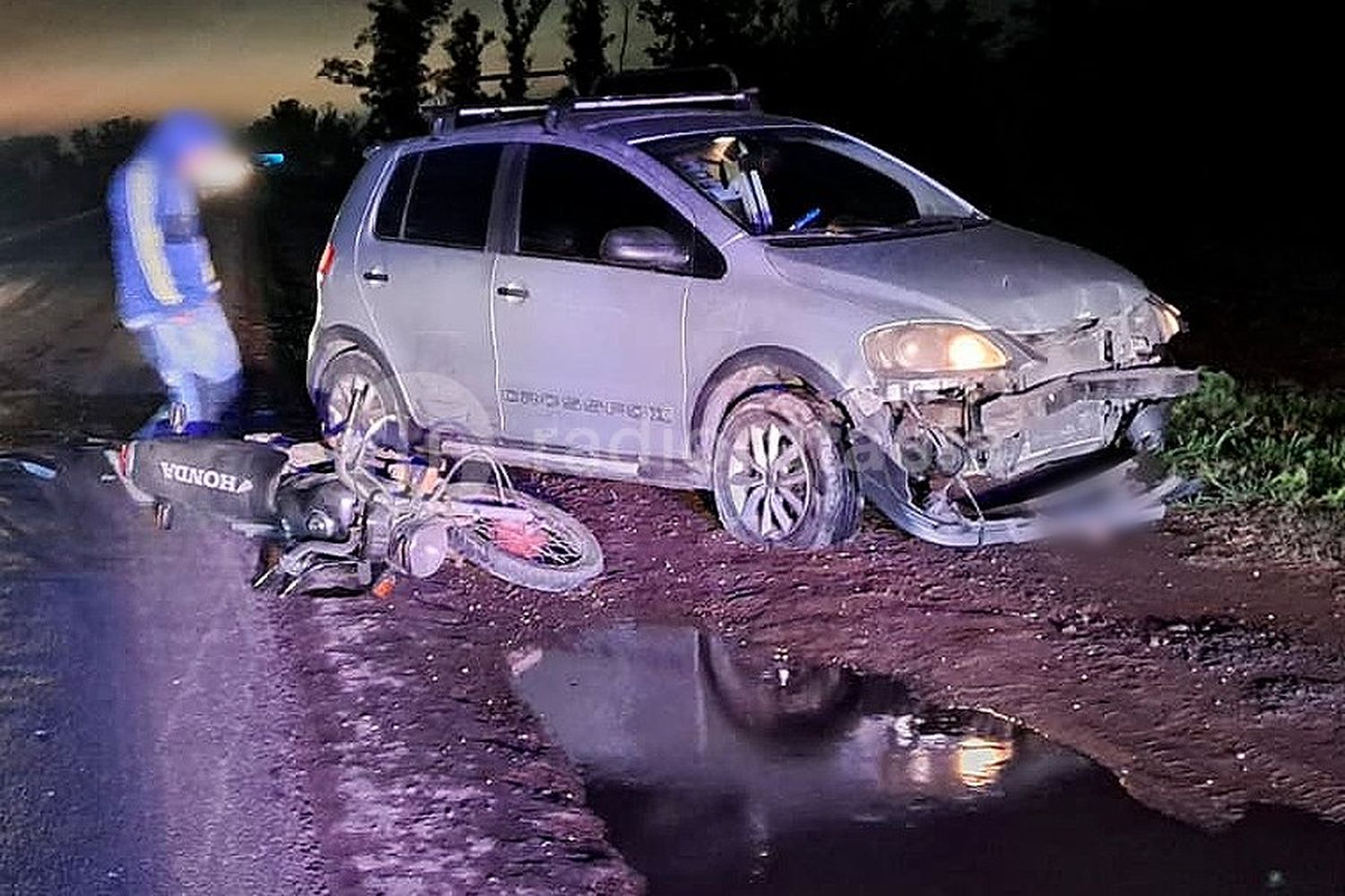 Fuerte accidente en la rotonda de la salida Norte de Rafaela terminó con un motociclista lesionado