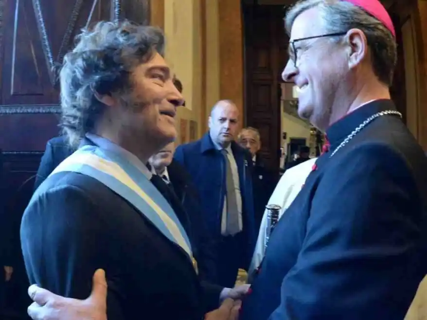 El presidente Javier Milei y el arzobispo Jorge García Cuerva se saludan al inicio del Tedeum en la Catedral Metropolitana, en una jornada marcada por llamados a la unidad y críticas al “terrorismo de las redes”.