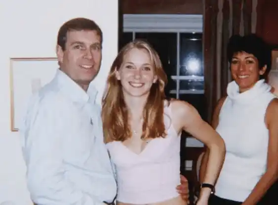 El príncipe Andrés y  Victoria Giuffre. Foto AFP