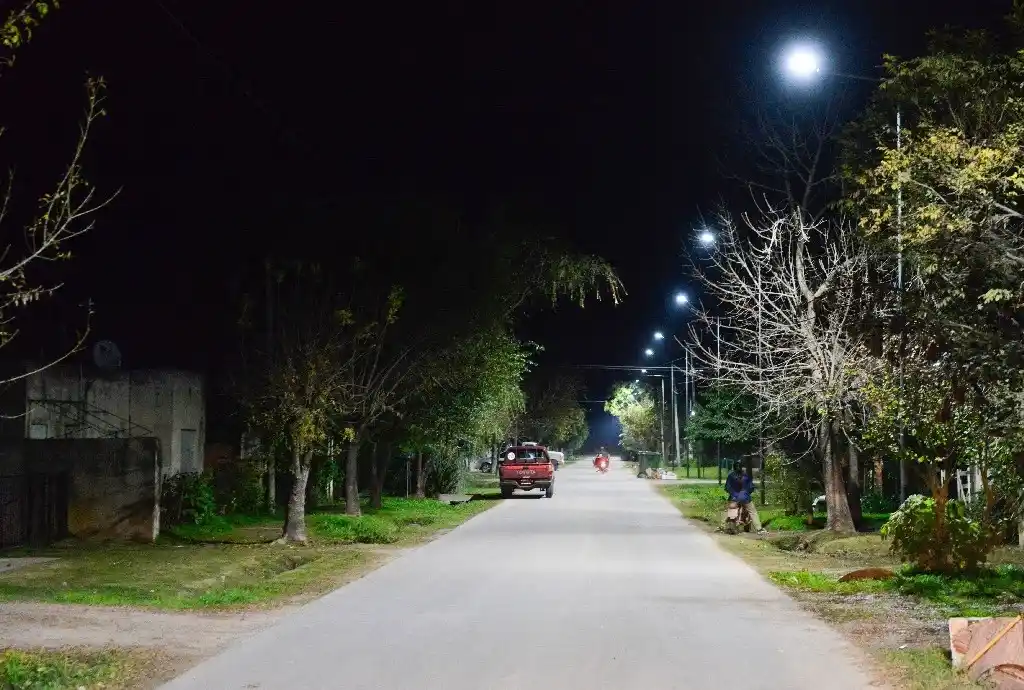 La reconversión lumínica avanza en el barrio El Porteño con nuevas luminarias LED