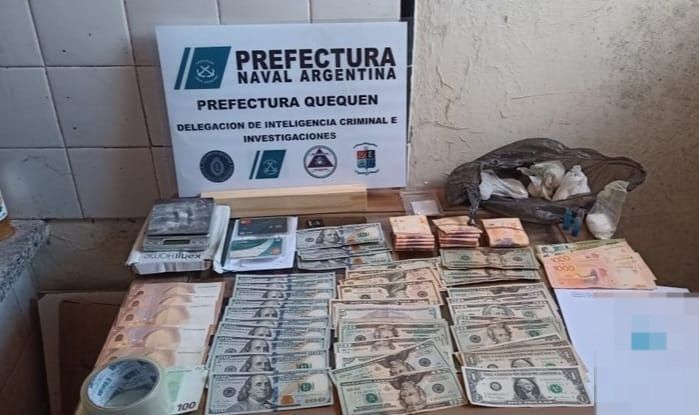 Durante el operativo detuvieron a un hombre mayor de edad que tenía en su poder drogas, elementos de corte y armas.
